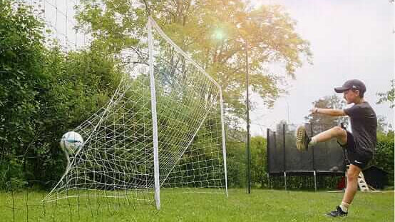 Soccer ball size by age. A guide for parents, coaches, and players