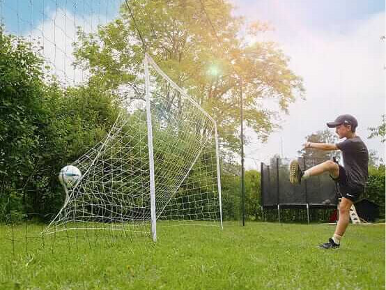 Soccer ball size by age. A guide for parents, coaches, and players